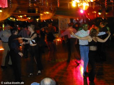 Salsa in der Tanzschule Schluerecki in Köln - anklicken zum Vergrößern - click to enlarge