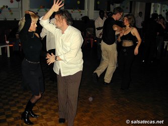 Salsa in der Tanzschule Schluerecki in Köln - anklicken zum Vergrößern - click to enlarge
